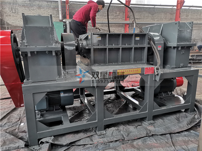 金屬撕碎機設備結構設計合理，設備作業(yè)穩(wěn)定效率高