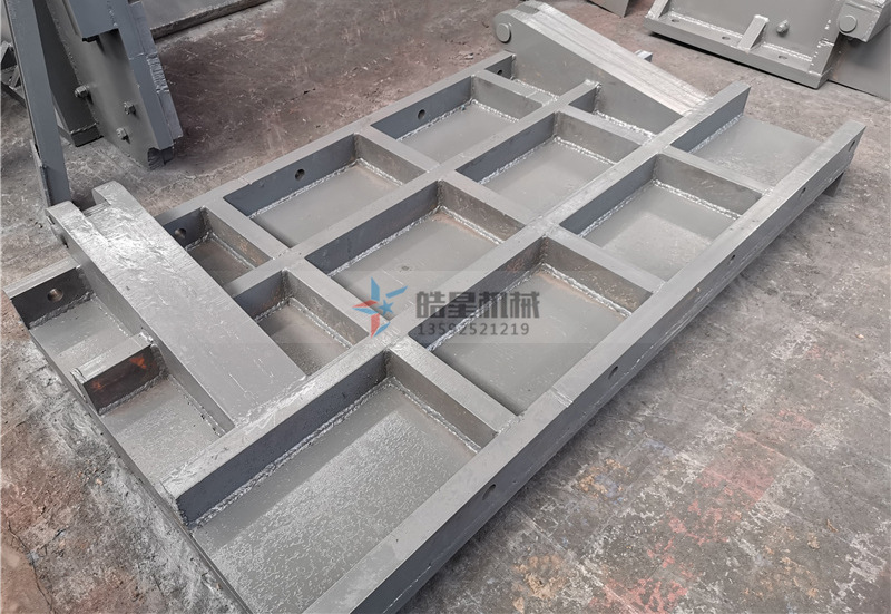 斷橋鋁破碎機(jī)襯板篩孔結(jié)構(gòu)部分實(shí)拍 斷橋鋁破碎機(jī)襯板篩孔結(jié)構(gòu)部分實(shí)拍