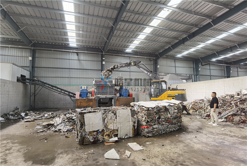 <a href='http://m.scives.cn/ssxl/1670.html' target='_blank'><span>斷橋鋁撕碎機</span></a><a href='http://m.scives.cn/ssxl/1030.html' target='_blank'><span>雙軸撕碎機</span></a>撕碎金屬壓塊作業(yè)現(xiàn)場